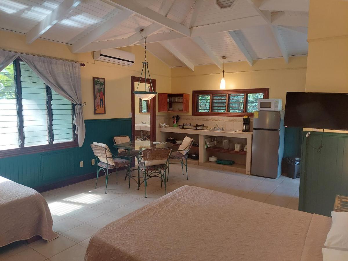 Playa Negra Guesthouse Кахуита Екстериор снимка