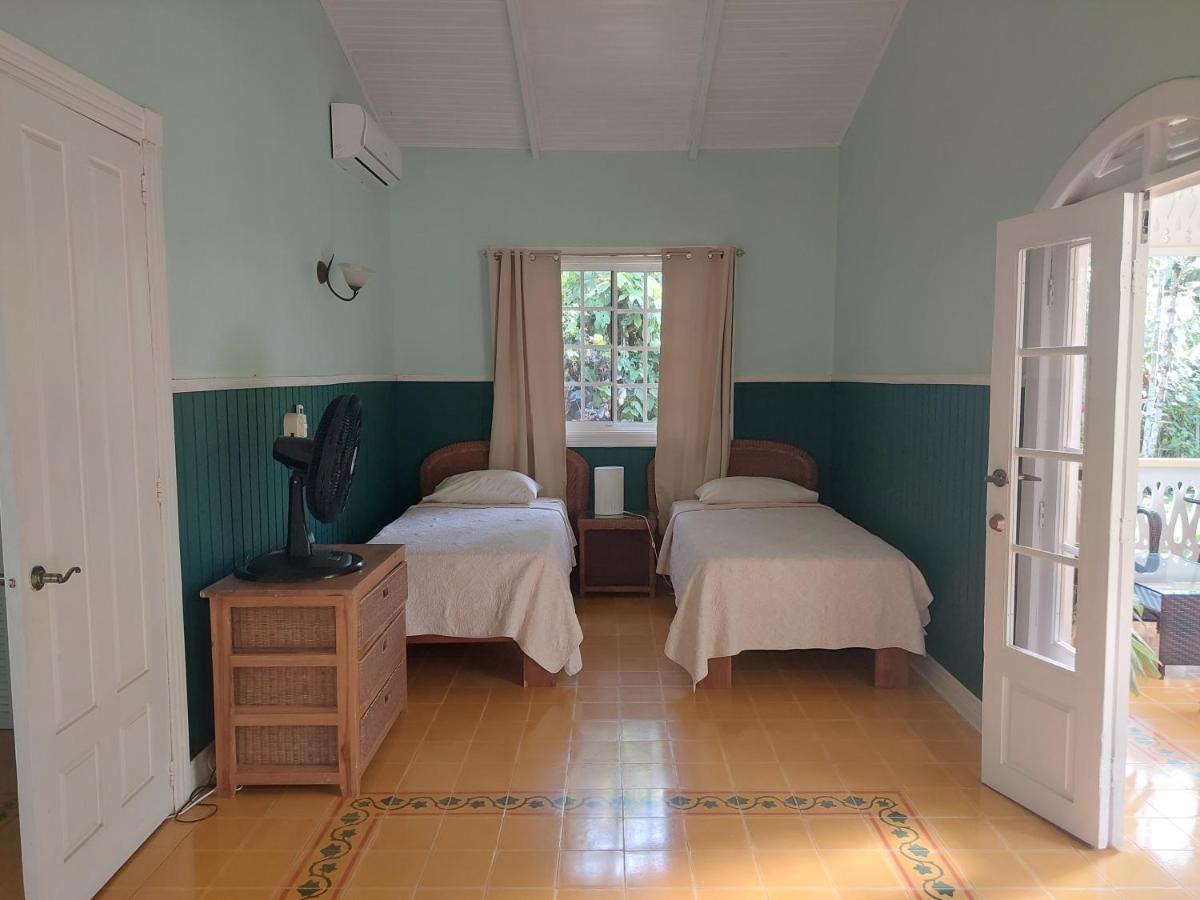 Playa Negra Guesthouse Кахуита Екстериор снимка