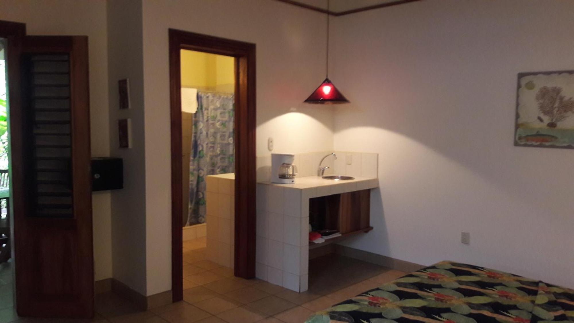Playa Negra Guesthouse Кахуита Екстериор снимка